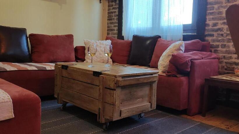 سوییت دوبلکس, Uki & Sofi Mountain House