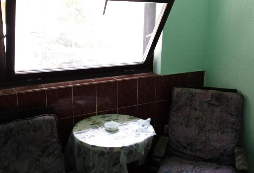 اتاق استاندارد سه نفره, Guest House Gaja