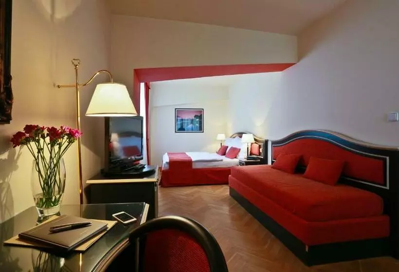 Habitación Triple Estándar, Elysee