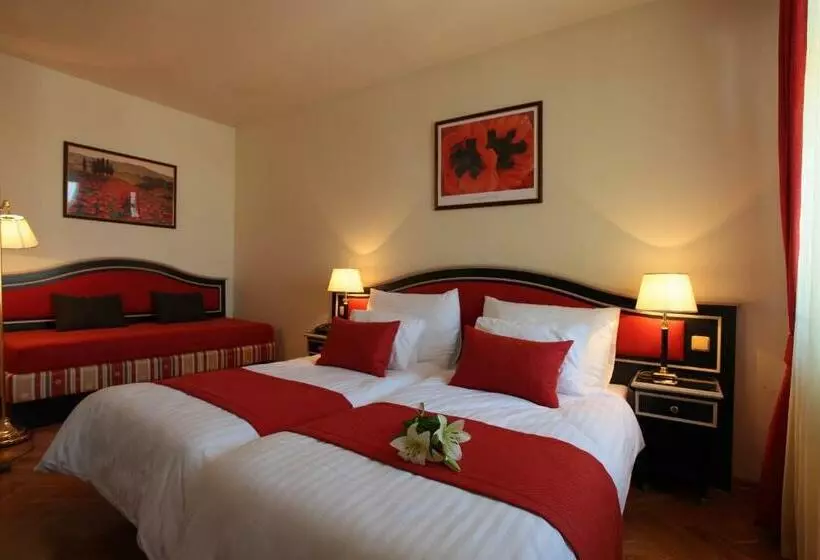 Habitación Triple Estándar, Elysee
