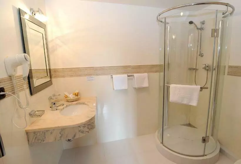 Habitación Triple Estándar, Elysee