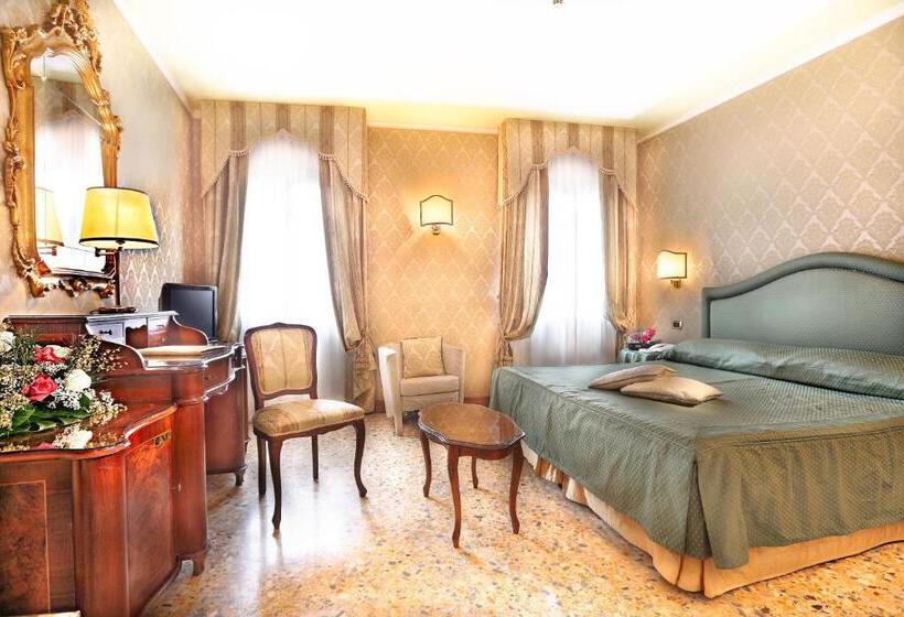 اتاق لوکس با چشم‌انداز, Colombina