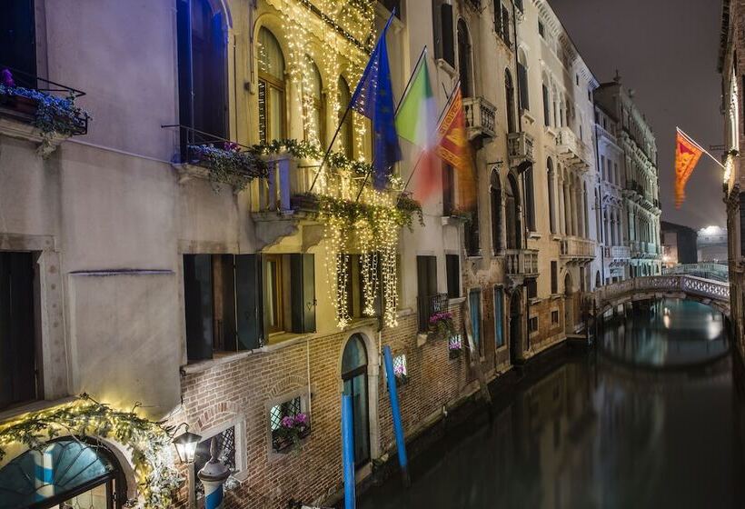 اتاق لوکس با چشم‌انداز, Colombina