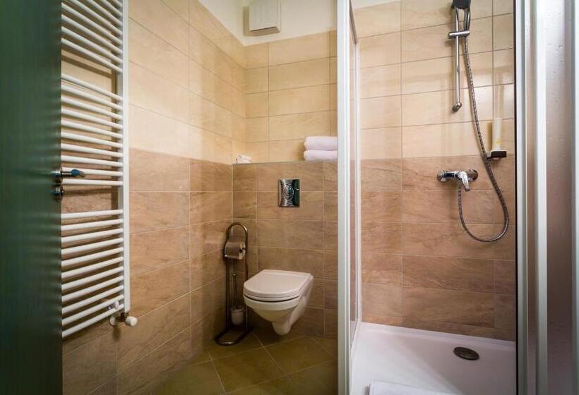 חדר סטנדרט לשלושה, Corvin Hotel Budapest Corvin Wing