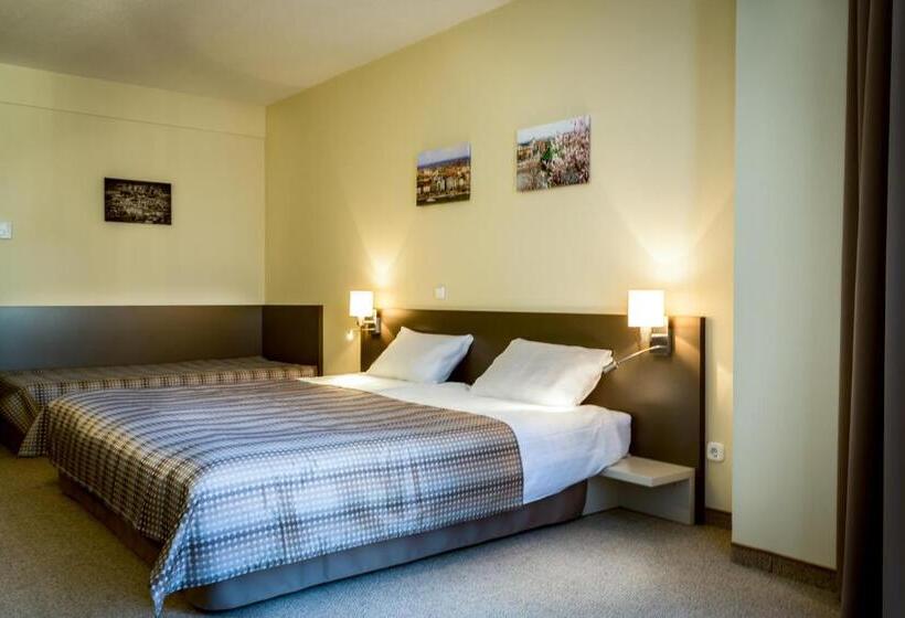 חדר סטנדרט לשלושה, Corvin Hotel Budapest Corvin Wing