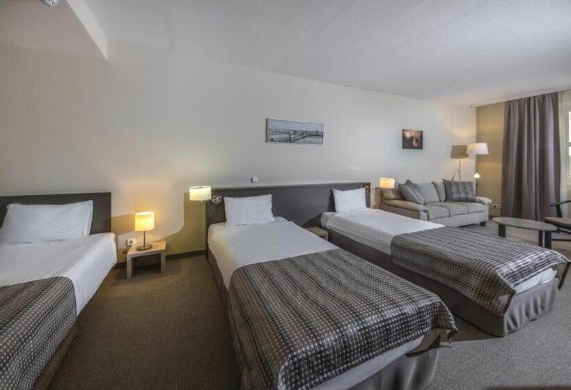 חדר סטנדרט לשלושה, Corvin Hotel Budapest Corvin Wing