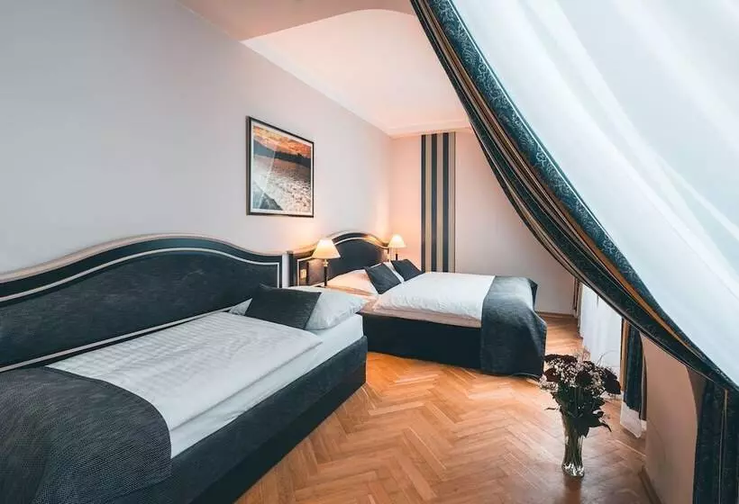 Habitación Triple Estándar, Elysee