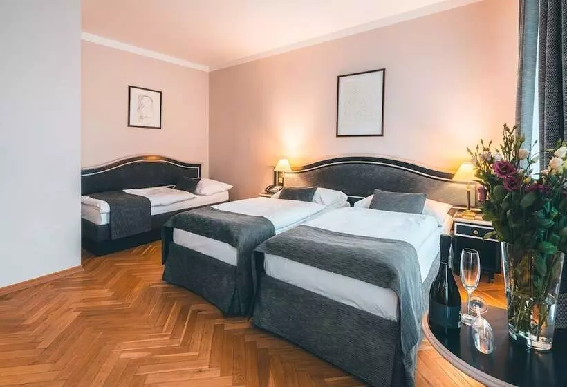 Habitación Triple Estándar, Elysee