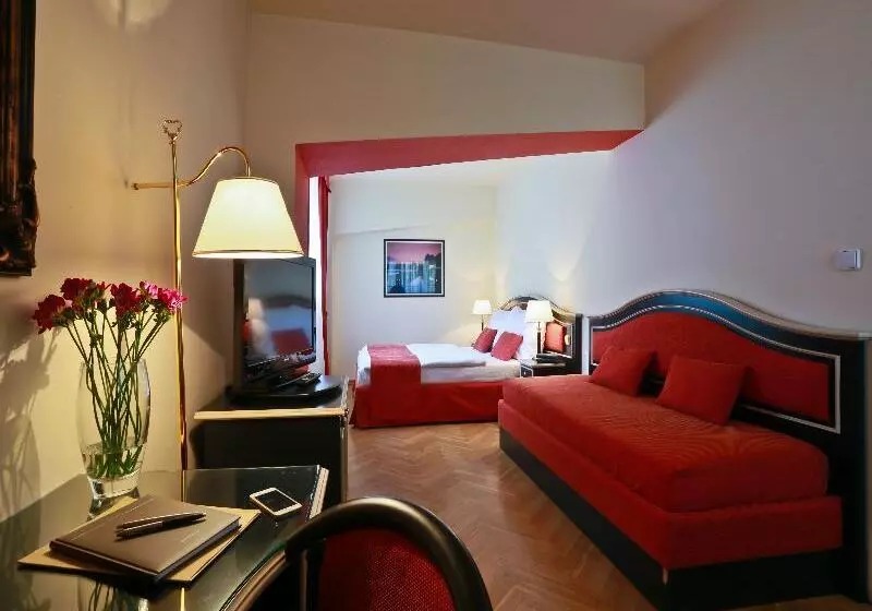 Habitación Triple Estándar, Elysee