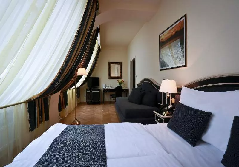 Habitación Triple Estándar, Elysee