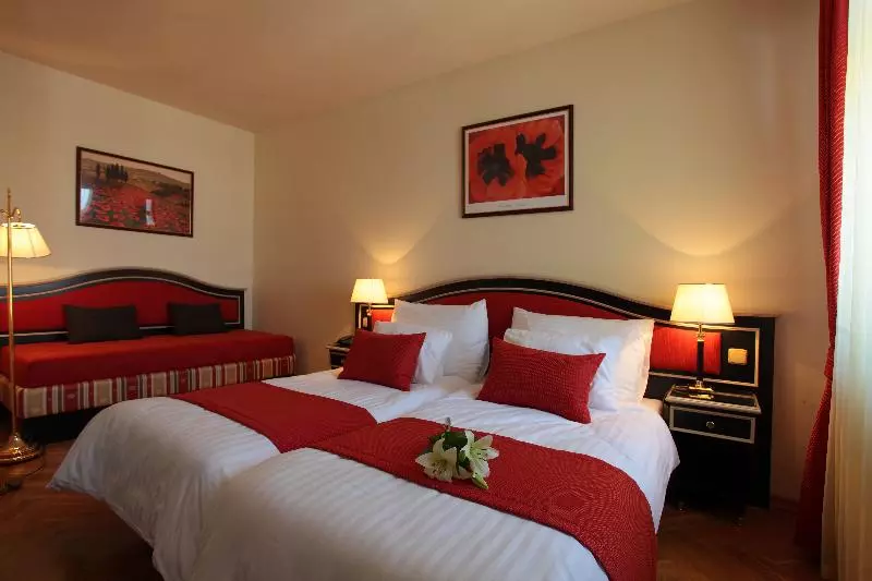 Habitación Triple Estándar, Elysee
