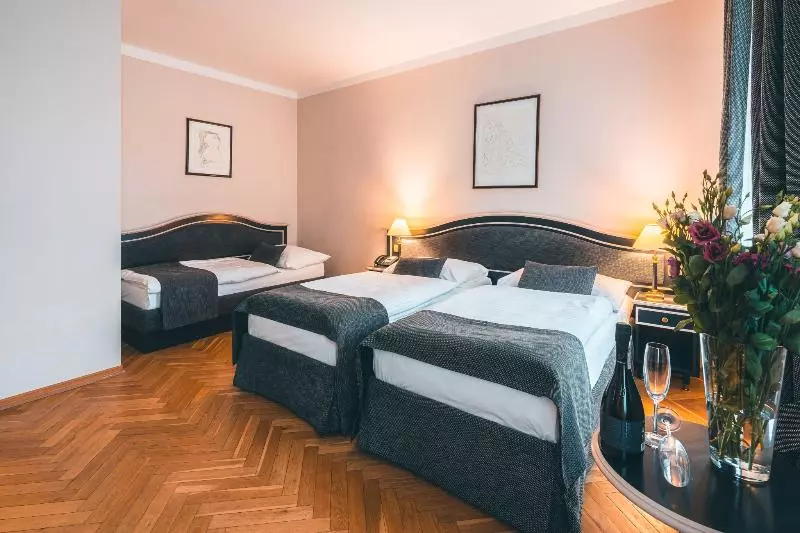 Habitación Triple Estándar, Elysee
