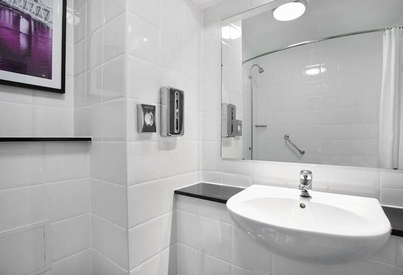 Номер Executive, Leonardo Inverness