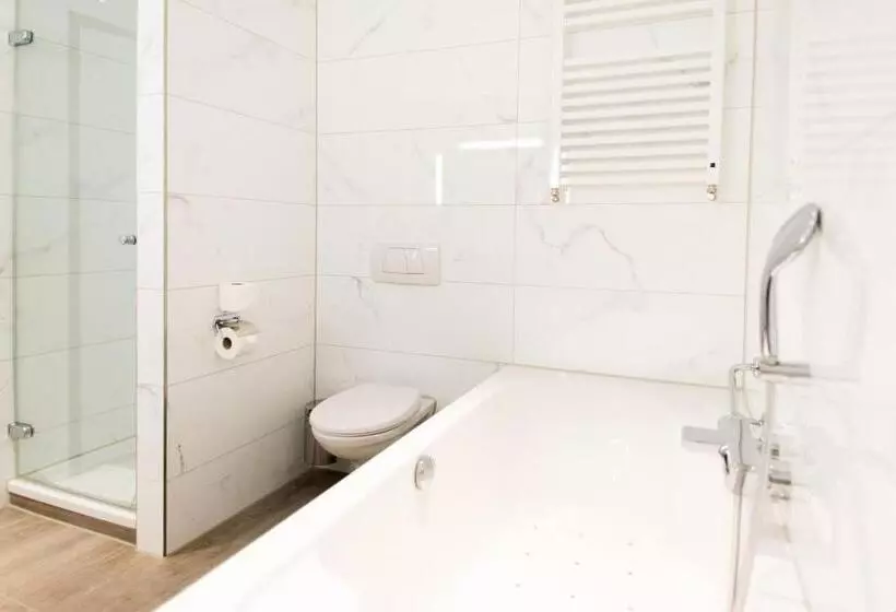 Comfort Triple Room, Van Der Valk Hotel Schiphol