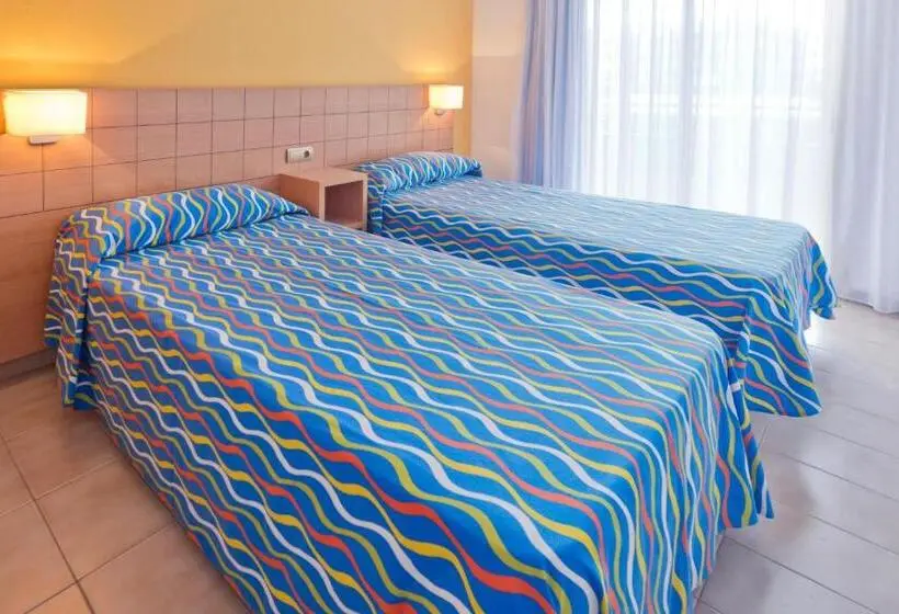 Standard Kolmen Hengen Huone, Voramar Cambrils