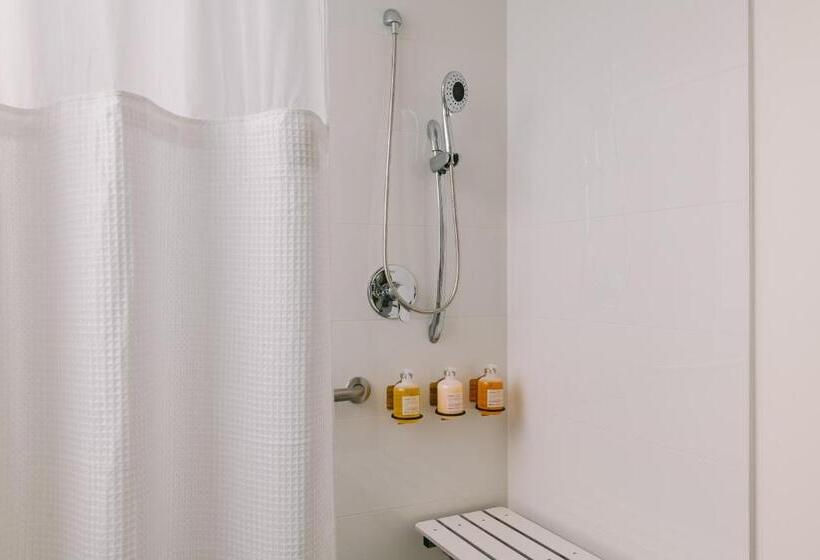 חדר סטנדרט מותאם לאדם עם מוגבלויות, Sonder The Deco