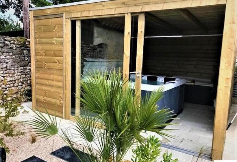 منزل غرفتين نوم, Gîte Atypique 2 à 8 Personnes Avec Piscine Jacuzzi Proche Châteaux De La Loire