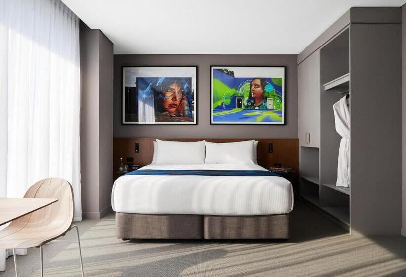 プレミアムルーム, The Adnate Perth Art Series