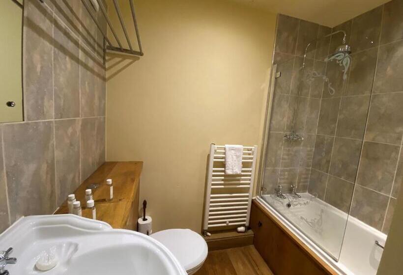 Номер Стандарт, The Red Lion & Manor House