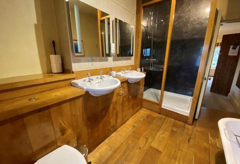 Номер Стандарт, The Red Lion & Manor House