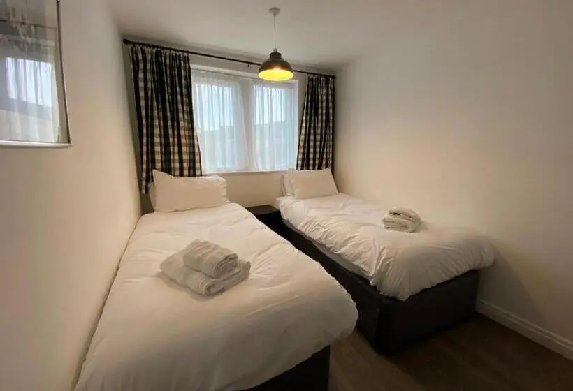 1ベッドルームハウス, The Red Lion & Manor House