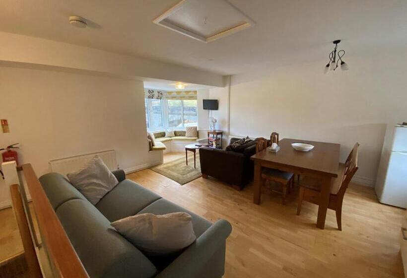 Дом 1 Спальня, The Red Lion & Manor House