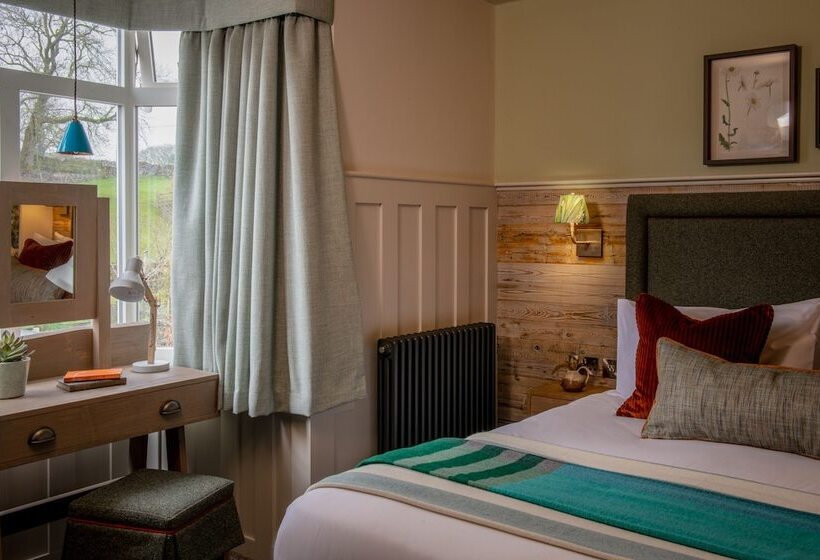 Семейный Номер, The Red Lion & Manor House