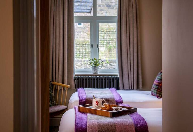 Семейный Номер, The Red Lion & Manor House