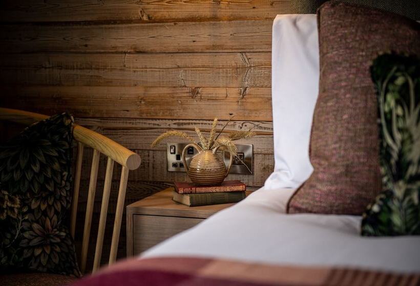 Семейный Номер, The Red Lion & Manor House