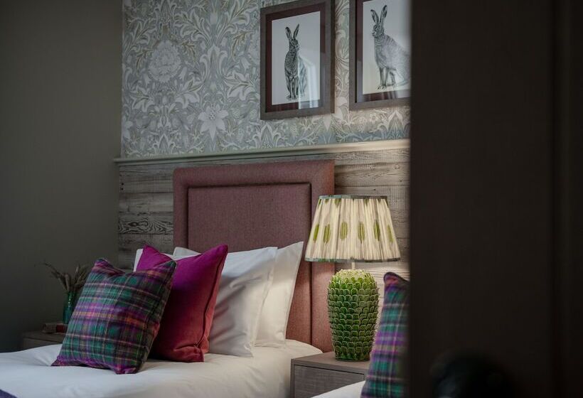 Семейный Номер, The Red Lion & Manor House