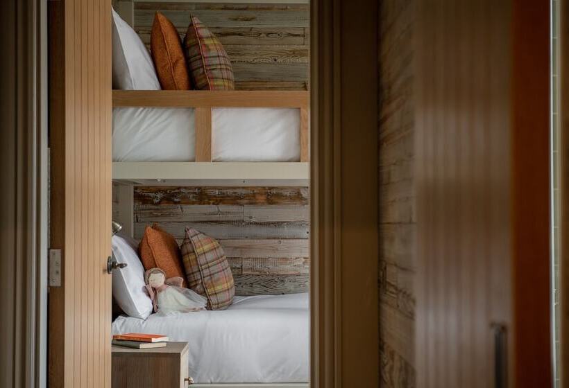 Семейный Номер, The Red Lion & Manor House