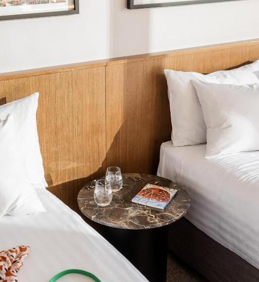 プレミアムルーム, The Adnate Perth Art Series