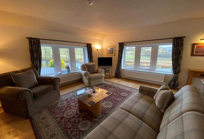 Дом 1 Спальня, The Red Lion & Manor House