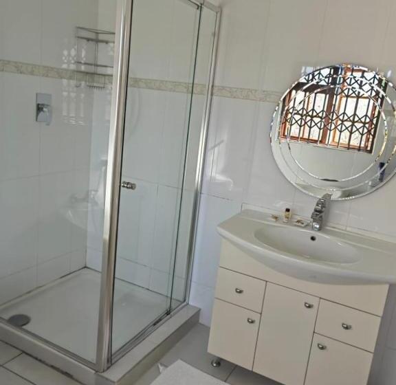 חדר דחוקס עם מיטת קינג, Obaa Sima Guest House