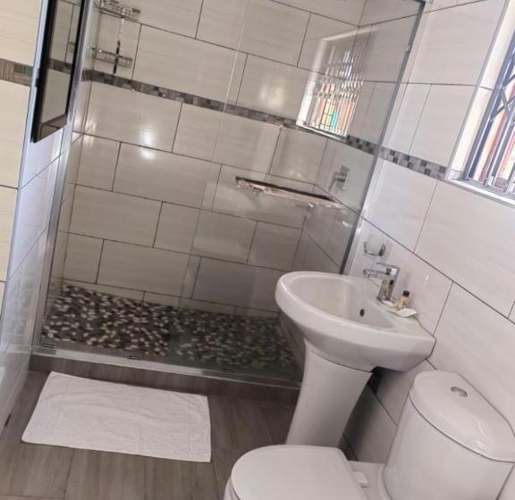 חדר דחוקס עם מיטת קינג, Obaa Sima Guest House