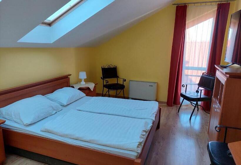 패밀리 룸 공용 욕실, Zalacsány Toscana étterem Panzió