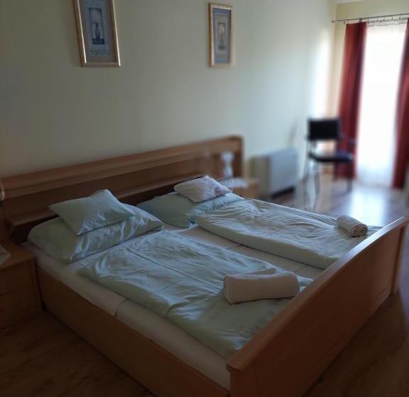 패밀리 룸 공용 욕실, Zalacsány Toscana étterem Panzió