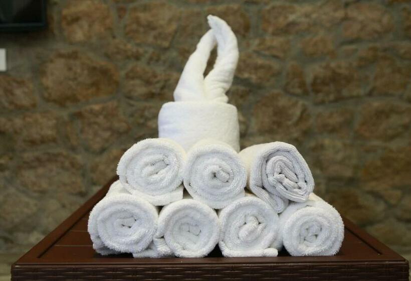 جناح ديلوكس, Kuhi The Mist