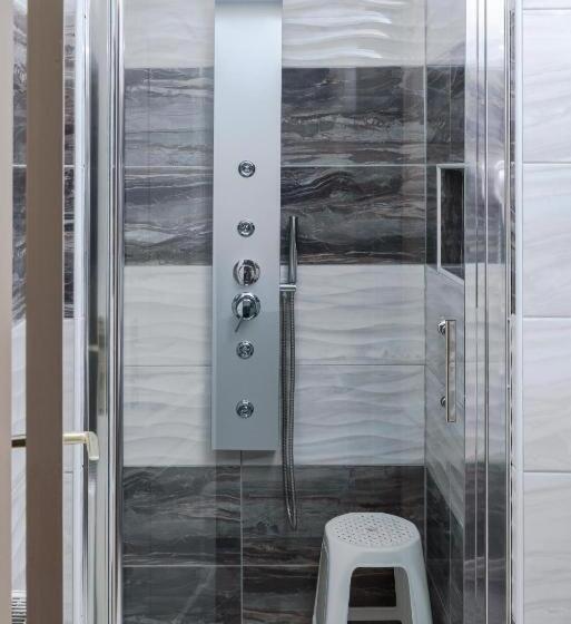 חדר סטנדרט לשלושה, Zenubia