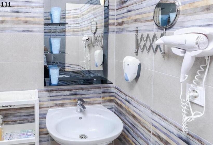 חדר סטנדרט לשלושה, Zenubia