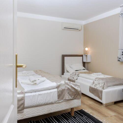 חדר סטנדרט לשלושה, Zenubia