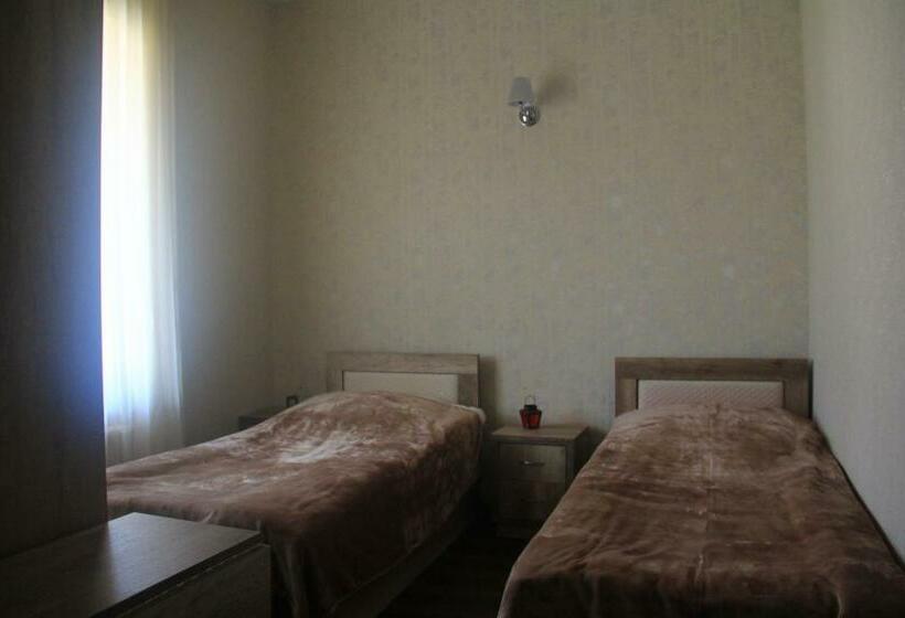 اتاق استاندارد, Guest House Fifty