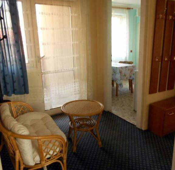 شقة غرفتين نوم مزودة بشُرفة, Penzion Paradise