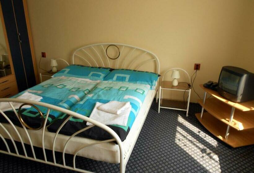 شقة غرفتين نوم مزودة بشُرفة, Penzion Paradise