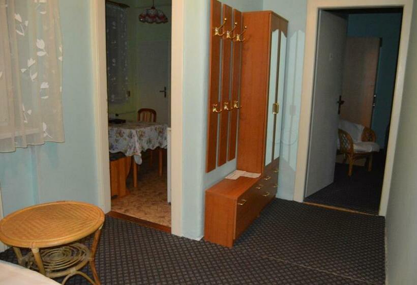 شقة غرفتين نوم مزودة بشُرفة, Penzion Paradise