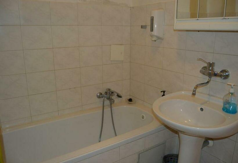 شقة غرفتين نوم مزودة بشُرفة, Penzion Paradise