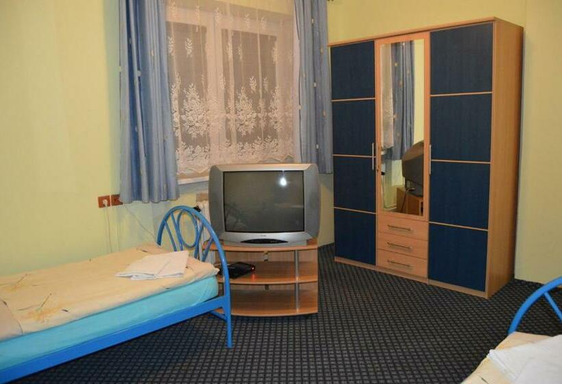 شقة غرفتين نوم مزودة بشُرفة, Penzion Paradise