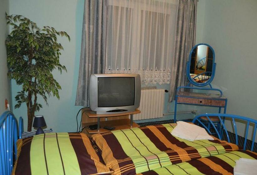 شقة غرفتين نوم مزودة بشُرفة, Penzion Paradise