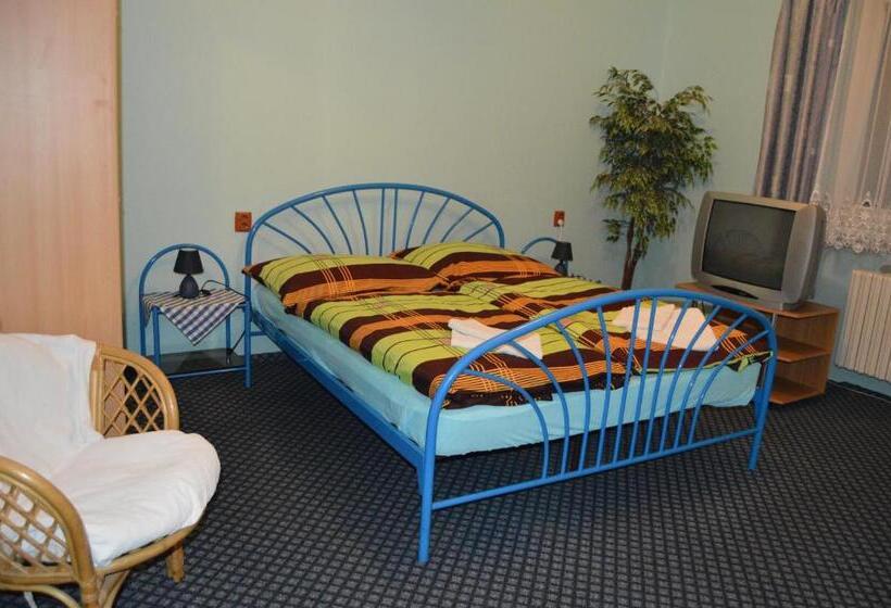 شقة غرفتين نوم مزودة بشُرفة, Penzion Paradise