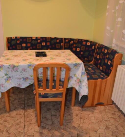 شقة غرفتين نوم مزودة بشُرفة, Penzion Paradise